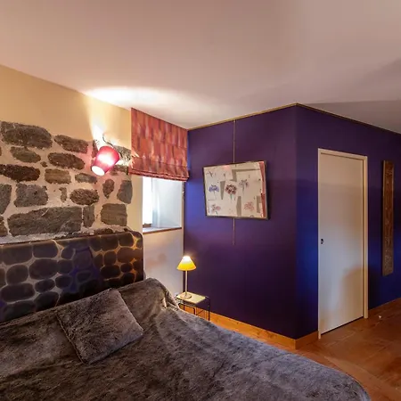 D'hotes Et Du Tapissier